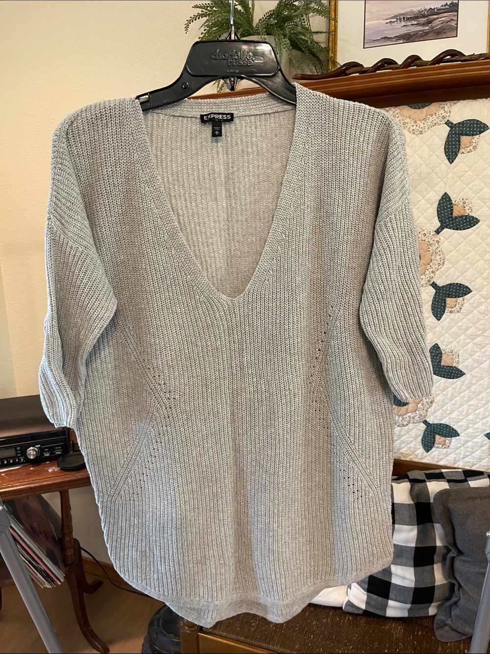 Express Women's Light Gray V-Neck Ribbed Knit Sweater